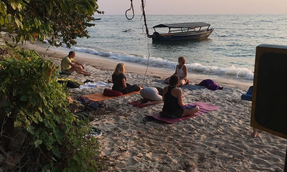 Hart meditatie retraite met Safari  - yoga op strand gombe.